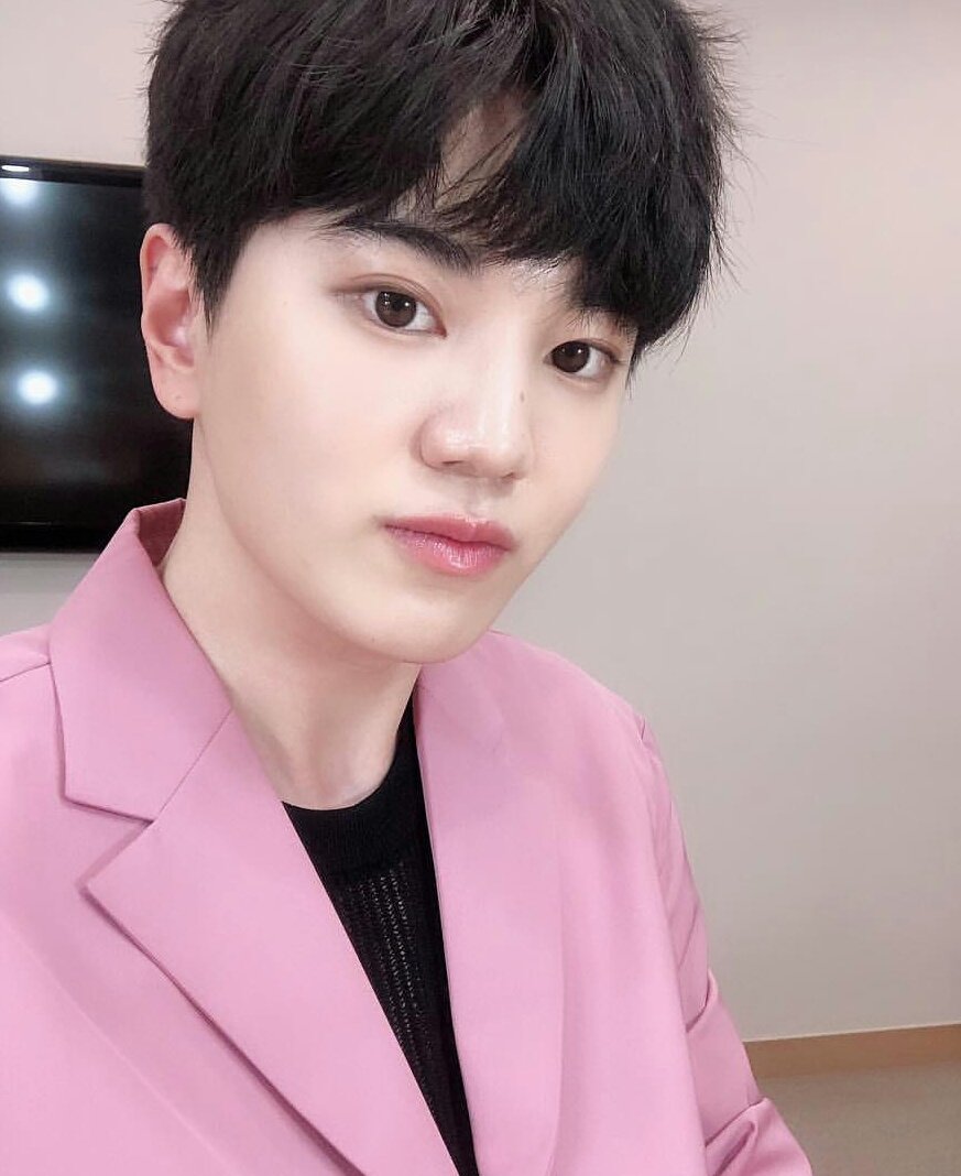 charming_lsj's tweet photo. <IG> 190301 ssongjjong.ifnt's instagram update - #SUNGJONG #성종 😍 TRANS: "Blackies see you later at 12 AM on Midnight Black 💛 #Jjongvely #Mibeul #MidnightBlack #Blackies #Today #Fun #Sudden #Selca #WholeBodyShot #AsExpected" https://t.co/pC7of5ZwF1
