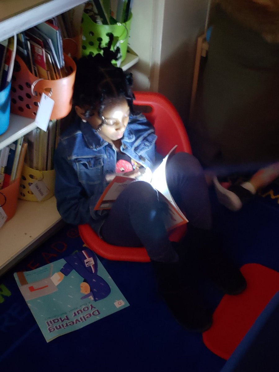 potterpals125's tweet photo. Finishing off #ReadAcrossAmericaWeek with a little flashlight reading! It was so fun! @gmbitonti #lesltps #LESreads  #firstgradefunin231 https://t.co/WvjckpEles