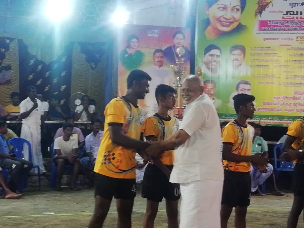 SornaAnanthDMK's tweet photo. இதயதெய்வம் புரட்சித் தலைவி அம்மா அவர்களின் 71 வது பிறந்த நாளை முன்னிட்டு தூத்துக்குடி வடக்கு மாவட்டம், கயத்தாறு பேரூர் கழகம் சார்பில் மாபெரும் மின்னொளி கபாடி போட்டியை கயத்தாறு ஒன்றிய கழக அவைத்தலைவர் திரு
KP சண்முகம் அவர்கள் துவக்கி வைத்தார்கள்.
#AMMK #Amma71 #Tuticorin https://t.co/YxL9Ud3b0R