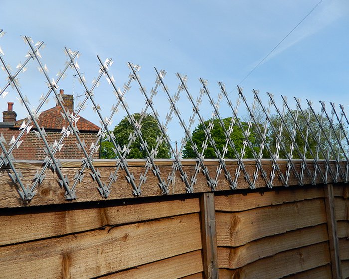 Maimoon21970676's tweet image. A #highsecurity #razorwiremesh to protect your #homes.
Easy to install #weldedwiremesh #fences ,where the tension of the #clippedmesh is maintained throughout the life of the #fence.
#wiremesh #no1fence #pvcchainlinkmesh  #wire #fence 
maimoonrazor.com
no : 08910069879