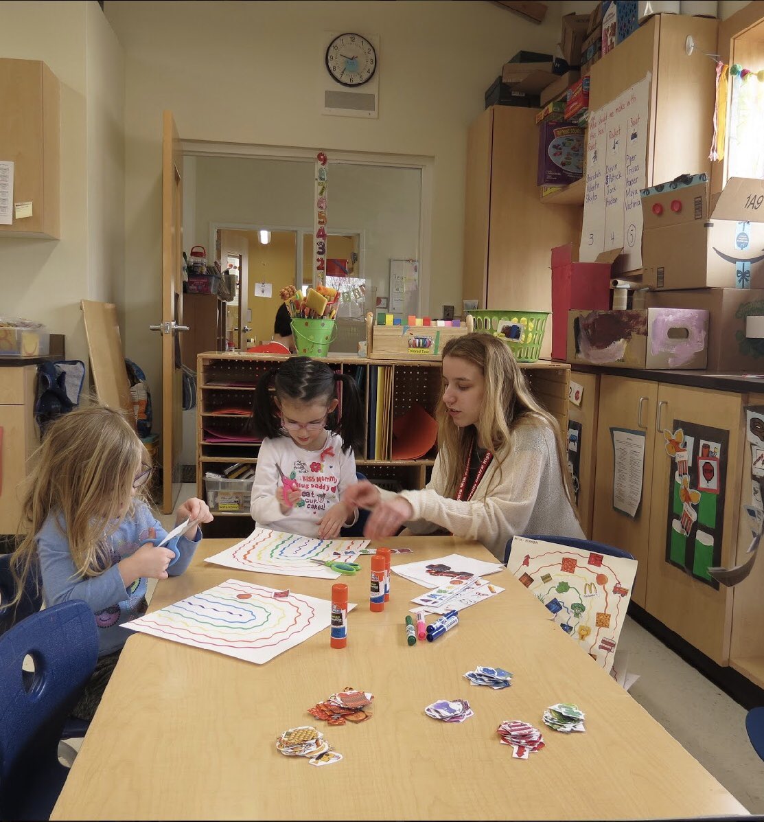NCHSteaching2's tweet photo. Ms. Hannah helping students make rainbows 🌈 and identify colors! She gets to work with cooperating teacher Mrs. Courtney Marcordes-Bruns. #inspire203 #empower203 @AnnReidDucks https://t.co/CjsGYOlqz9