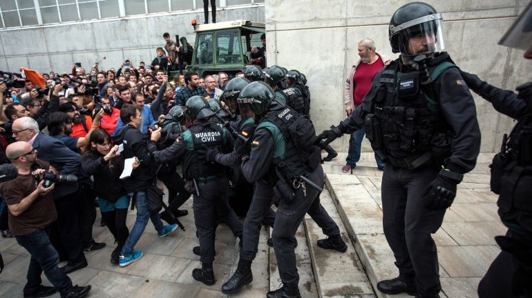 YelnikoffMikael's tweet photo. @AlbanoDante76 Fuerzas de ocupación, fuerzas de represión.
#SpanishViolence
#ThisIsTheRealSpain
#PoliticalJudgment
#FreeCatalanPoliticalPrisoners
#WakeUpEurope
#WakeUpAmerica
#HelpCatalanRepublic https://t.co/pJv1Bwkotf