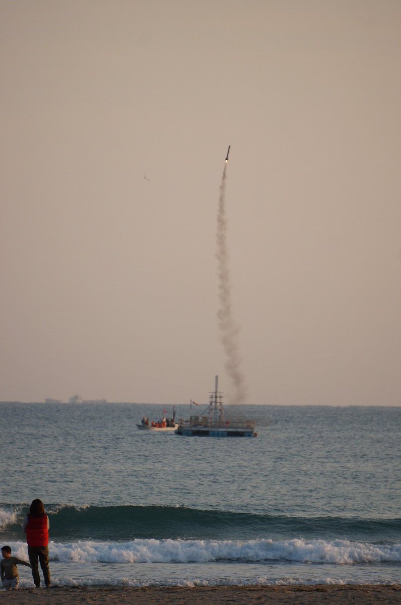 ohnuki_tsuyoshi's tweet photo. 宇宙界隈はSpaceXの話題で持ちきりですが、ほぼ同時に千葉工大が日本初のシーローンチに成功しました！ https://t.co/1tcOx3gmXd