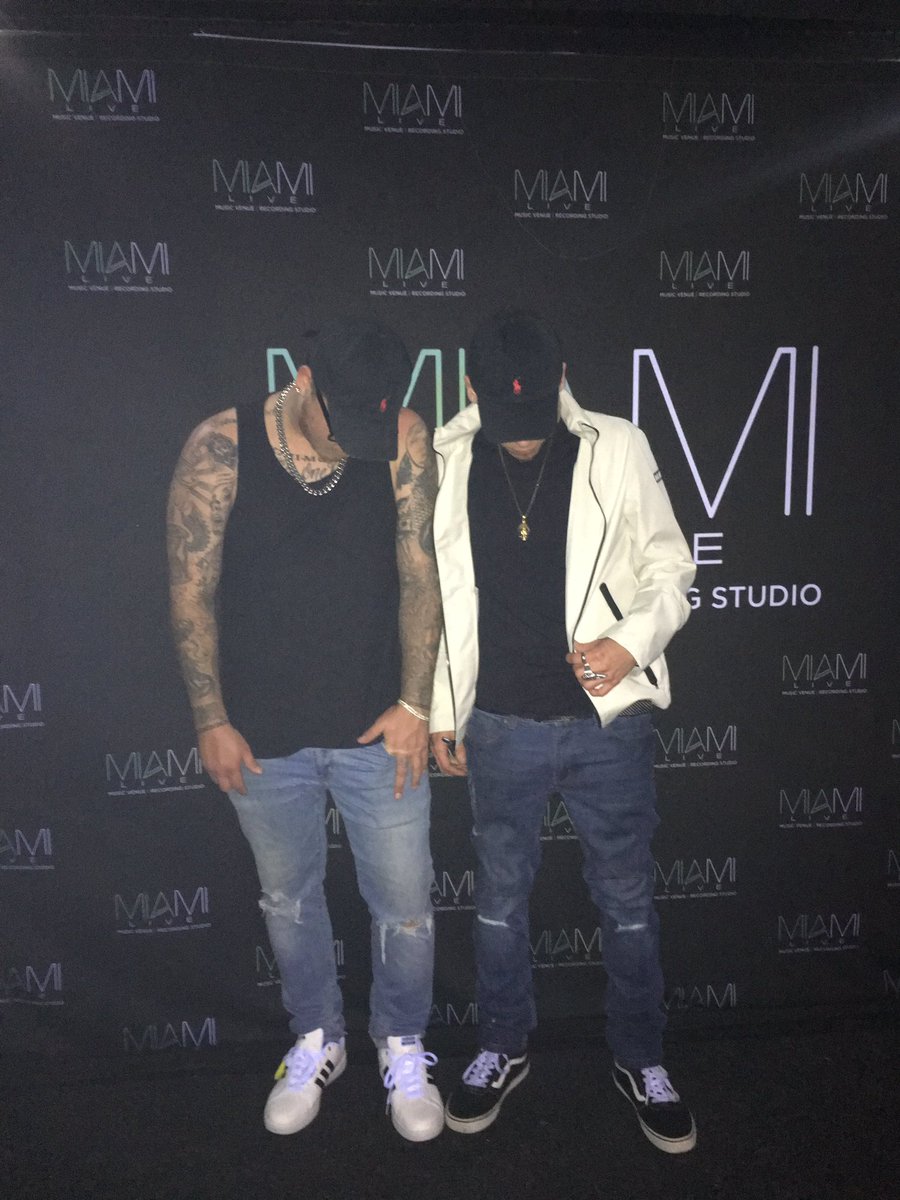 woahhbanz's tweet photo. 🎬Bro and I pulled up and stunted ❄️🎒 @YesterdayAm Showed them how we came in like that, not to mention I did my thing 😈 #MiamiBeach #BigMoves #UndergroundArtist #LocalPlug @miamilivevenue #MiamiLIVE https://t.co/efJRe8SDPe