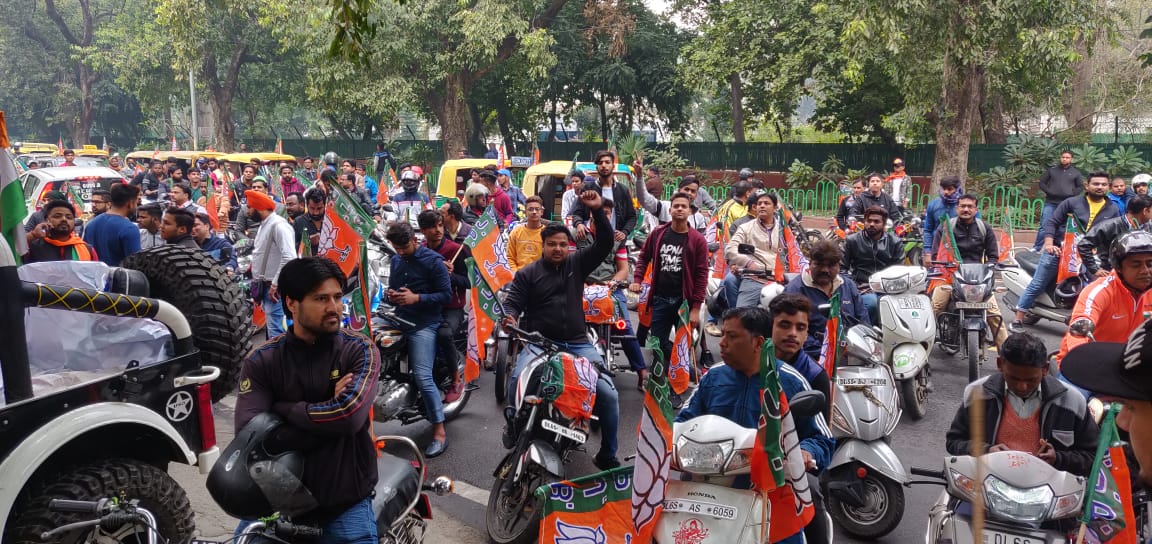 LALITSI23526480's tweet photo. आज हमने नई दिल्ली की लोकप्रिय सांसद माननीय श्रीमति मीनाक्षी लेखी जी की अगुवाई मे #BJPVIjaySankalpBikeRally निकाली ओर संकल्प लिया कि मोदी जी को 2019 मे भी फिर जीताना है
कहो दिल से मोदी जी फिर से
@narendramodi @AmitShah @M_Lekhi #Bjom @gauravkharibjp https://t.co/AUZV9Racpu