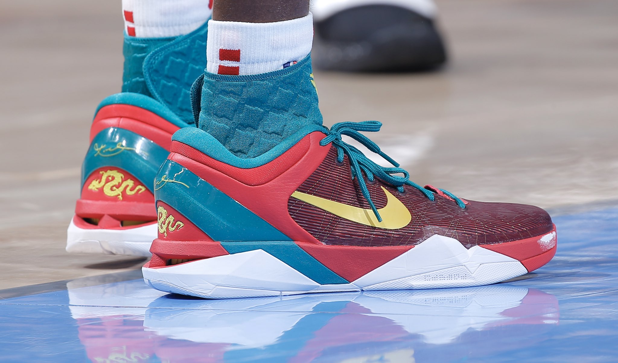 juicio técnico Esperar SoleCollector.com on Twitter: ".@swipathefox rocking “Year of the Dragon” Nike  Kobe 7s. 📸: Rocky Widner https://t.co/arnGw2qUuk" / Twitter