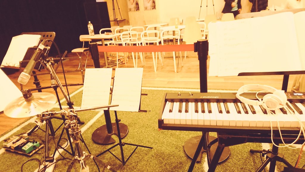 asagata_info's tweet photo. 二日目は14:00～、19:00～ の二回公演です♪

本日は収録も入るということで役者の皆さんは気合い入れて筋トレなさっています！！💪

#ムシカのはこぶね https://t.co/oJzMBVmtNZ
