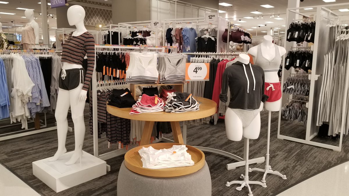 AClarkeVM1948's tweet image. Project Lace rollout was a success! Guests and the team are loving it! 😍 #standards #FoldsOnFleek #signing #sizing #MightyMedford #TargetStyle