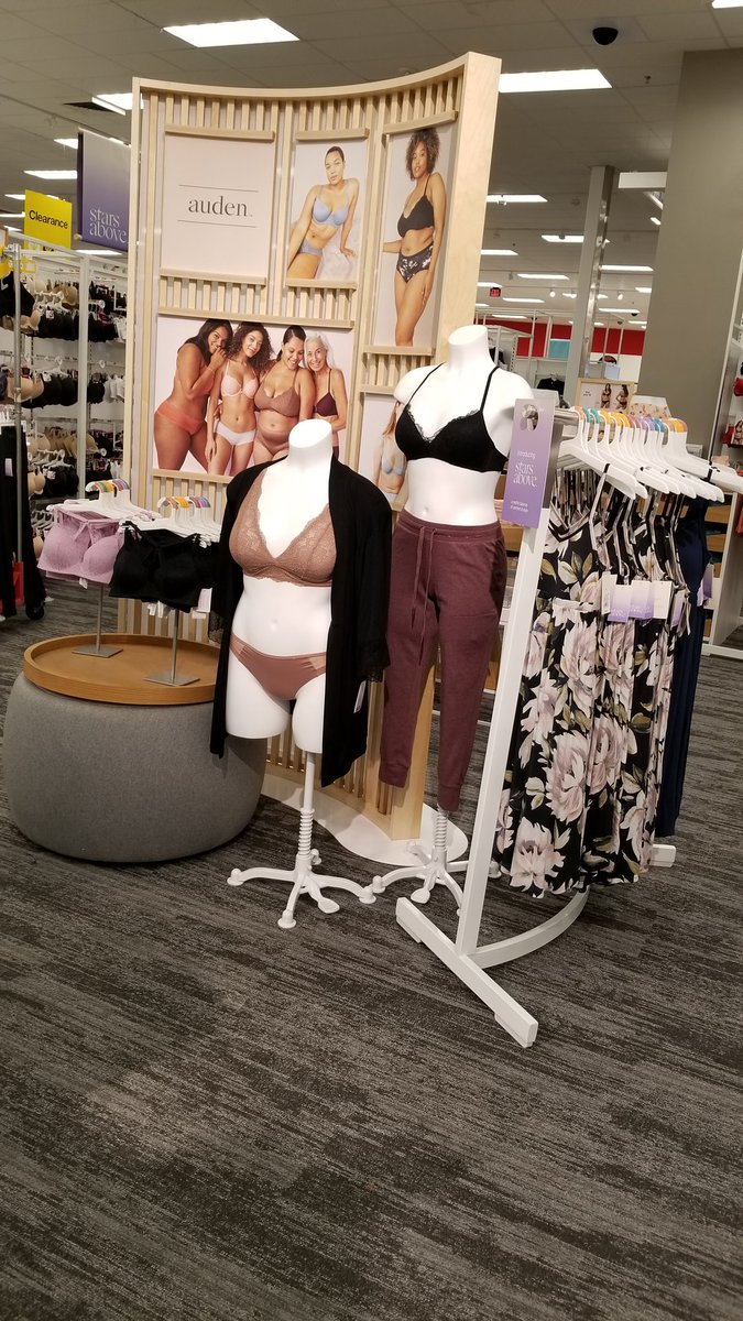 AClarkeVM1948's tweet image. Project Lace rollout was a success! Guests and the team are loving it! 😍 #standards #FoldsOnFleek #signing #sizing #MightyMedford #TargetStyle