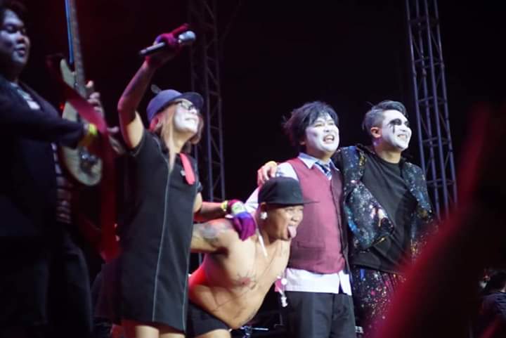 philippmowmow's tweet photo. Cross Over! Parang Avengers meet X-Men ang nangyari lastnight sa Rakrakan Fest 2019 Day 1 💀🎭👽🎷🎺🎻👺👻👿 Maraming Salamat po!!  #MasMasayaPagMayTanyaMarkova #TililingNation #KuyaTanMarLovesYou #Lyric #TowerOfDoom #DanteGulapa #TililingNation #Gulapanatics 😂🎥📷🎤🎡🎵👅 https://t.co/9Oxm0AivMW