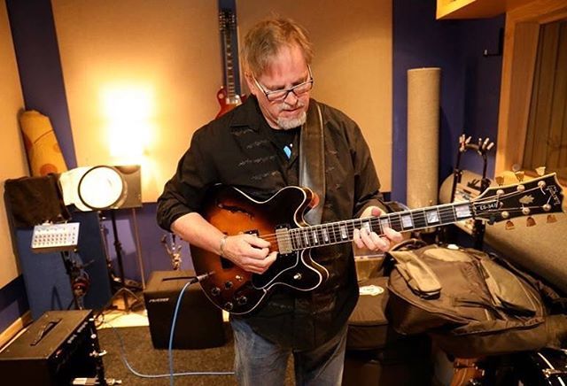 FuchsAudio's tweet photo. One of my favorite guitarists, a Fuchs Artist, Dave Stryker ! Dave’s in the studio with his Fuchs Jazz Classic working on Mike Lee’s new CD. #fuchsaudio #davestryker #jazzguitar #jerseymade #madeinusa🇺🇸 #greattone #gibsonguitars #tubeamps https://t.co/m9OfWTKsVJ https://t.co/5cKAG6KMtC