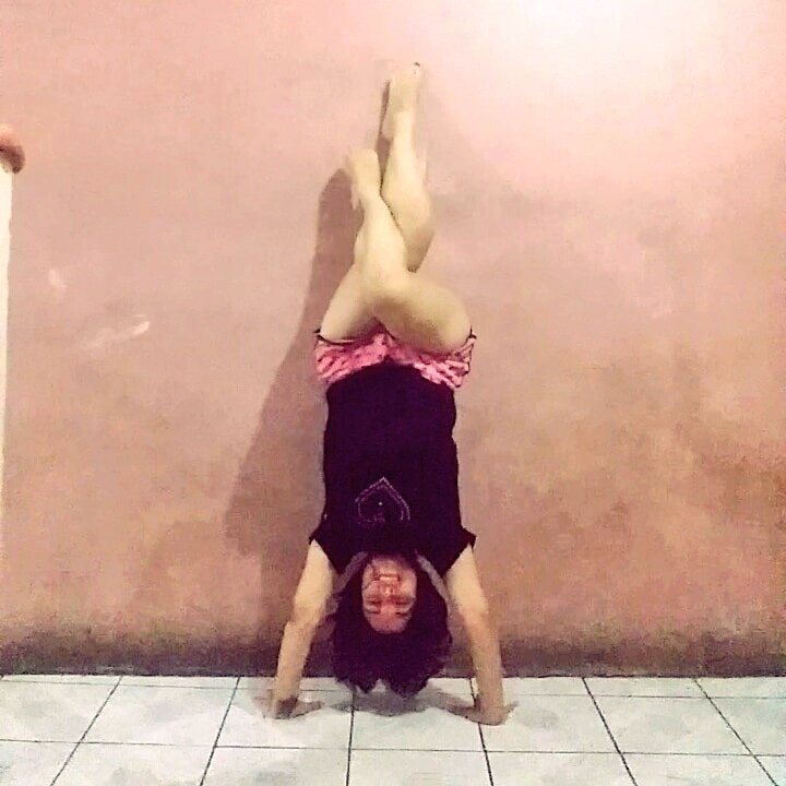 Play all night long!..., 🎶✌😆
. 
#Yoga #MyYogaLife #trainer #motivation #headstand #croosfit #Ecuador #yogaeverydamnday #yogalife  #GoodTrouble #TOTP