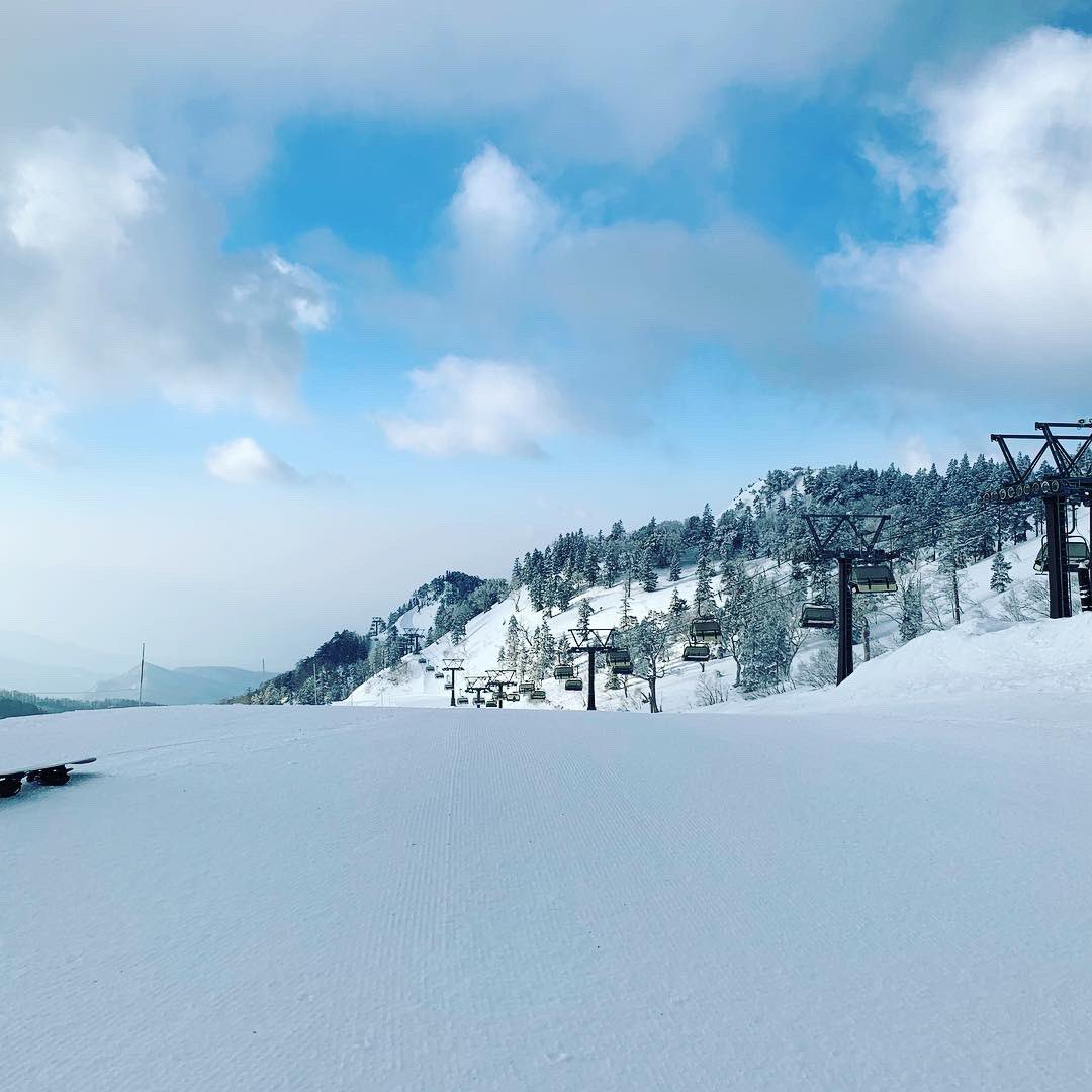 kawabaski's tweet photo. @kawabaresort 
本日のファーストトラックです🚚 
3名様のご利用です！
お日様も出ていて気持ちのいい感じです！
@volcomjapan
@volcomsnow
@goprojp
#volcom #volcomjapan #ボルコム #gopro #goprohero7 #goproのある生活 #goprokawaba #goprosnow2019 
#kawabaski #kawabaresort https://t.co/5i3LUmVZ0b