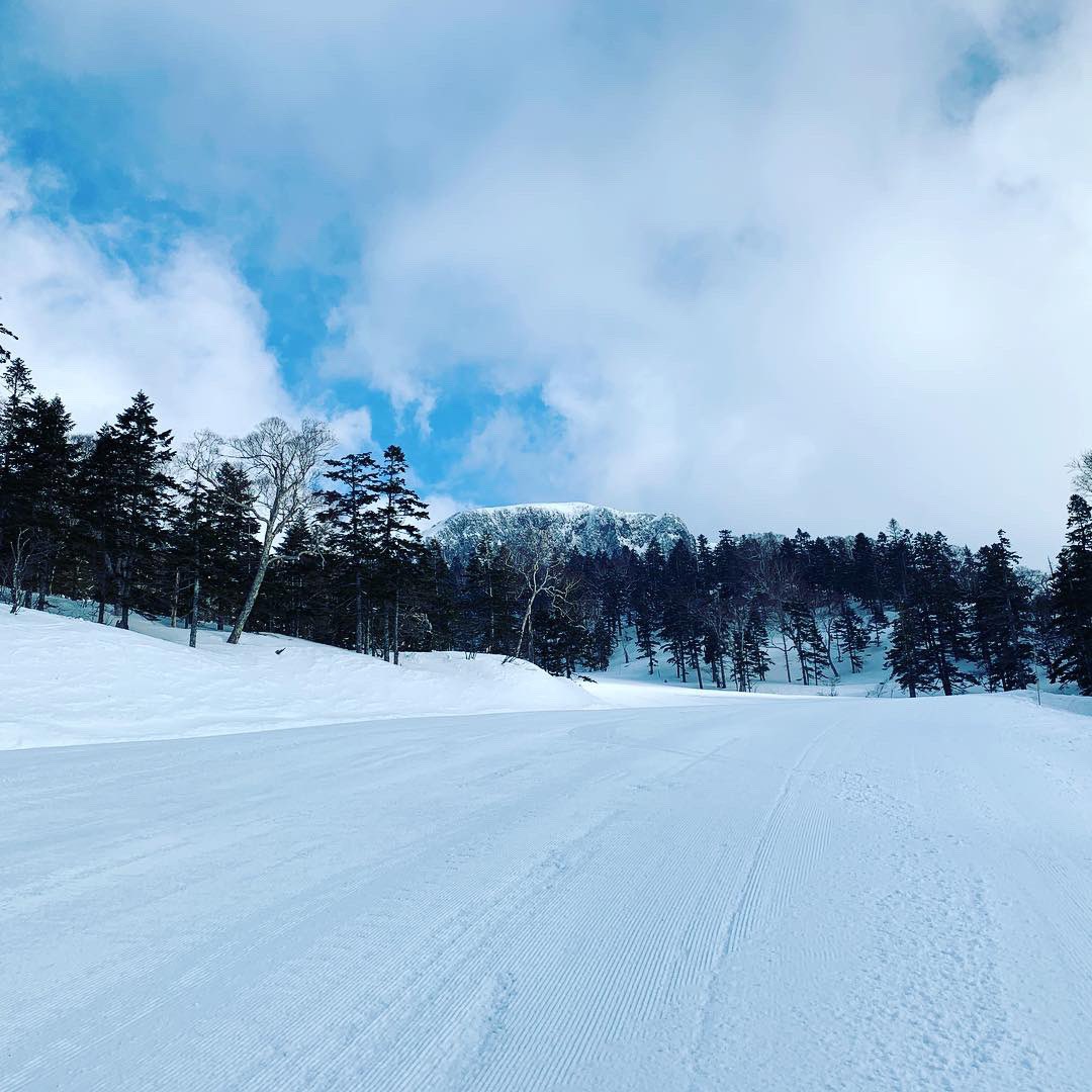 kawabaski's tweet photo. @kawabaresort 
本日のファーストトラックです🚚 
3名様のご利用です！
お日様も出ていて気持ちのいい感じです！
@volcomjapan
@volcomsnow
@goprojp
#volcom #volcomjapan #ボルコム #gopro #goprohero7 #goproのある生活 #goprokawaba #goprosnow2019 
#kawabaski #kawabaresort https://t.co/5i3LUmVZ0b