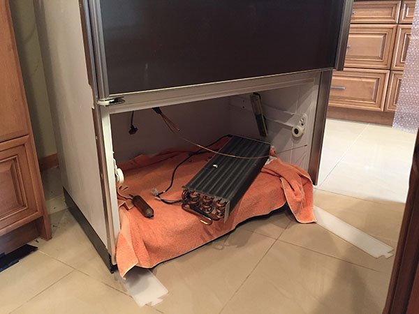 MiTram12086584's tweet image. Chiếc tủ lạnh mang tại nhật bản về, giờ nó hỏng giàn mà không thợ nào dám sửa. Gọi mãi mới được Ninh Daikin để cho thợ đến sửa chữa. Thật không uổng công tin tưởng vào điện lạnh Sudiho này. Cảm ơn #sudiho, Cảm ơn #ninhdaikin