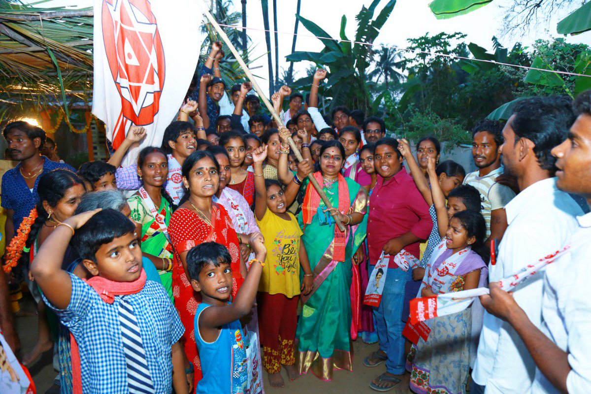 BandiParty's tweet photo. కొత్తపేటనియోజకవర్గంలో జనసేన సిద్ధాంతాలు వివరిస్తూన్నశ్రీమతిబండిరాధమ్మగారు ... జై జనసేన✊✊✊ జైజై జనసేన https://t.co/hnyTk7qsha