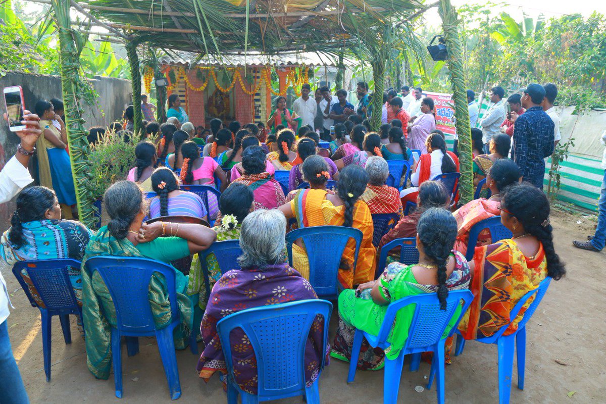 BandiParty's tweet photo. కొత్తపేటనియోజకవర్గంలో జనసేన సిద్ధాంతాలు వివరిస్తూన్నశ్రీమతిబండిరాధమ్మగారు ... జై జనసేన✊✊✊ జైజై జనసేన https://t.co/hnyTk7qsha