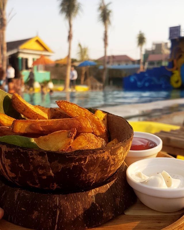 Fries for lunch with @unexpectedtravel with our pool as the view 🏖
---
#unexpectedtravel #cambobeachclub #beachclubs #hotspotsiemreap #beachinsiemreap #platformdiving #travelcambodia ift.tt/2GUm1y6