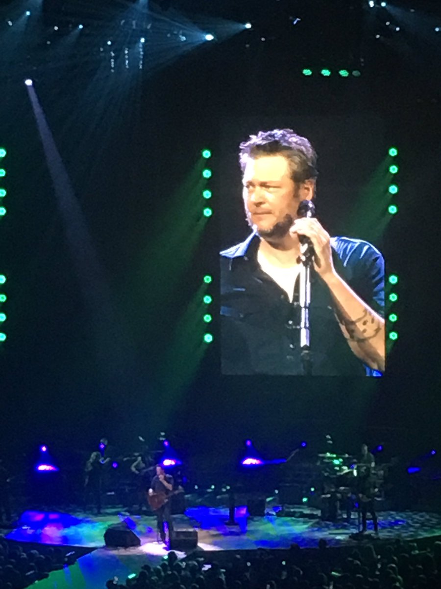 cassieee78's tweet image. You know it’s a good ass concert when @blakeshelton is already sweating. 10000/10 on the concert! #BSLOUISVILLE was amazing! ❤️
