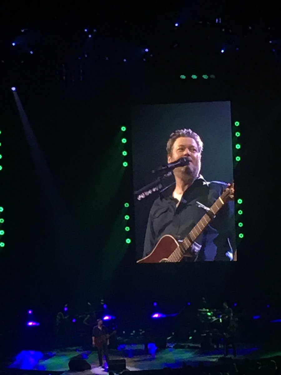 cassieee78's tweet image. You know it’s a good ass concert when @blakeshelton is already sweating. 10000/10 on the concert! #BSLOUISVILLE was amazing! ❤️