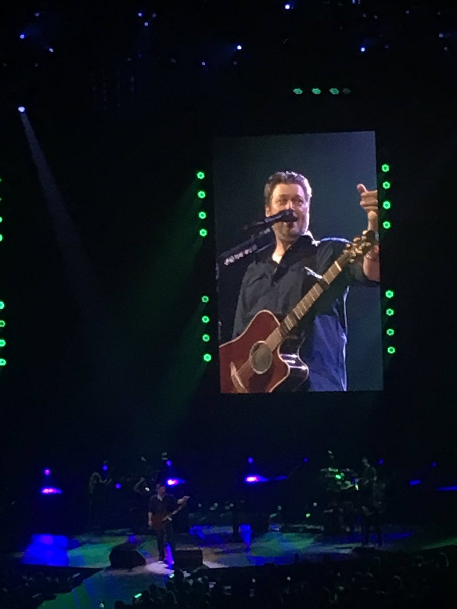 cassieee78's tweet image. You know it’s a good ass concert when @blakeshelton is already sweating. 10000/10 on the concert! #BSLOUISVILLE was amazing! ❤️