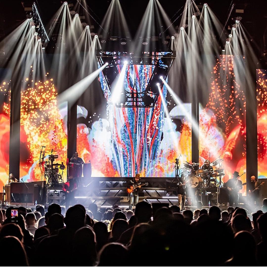 laurenbentle's tweet photo. We did it!  No doubt in my mind that I work with the BEST team in the tour viz business... Y'all take it to the next level on a continual basis. I'm so proud of you @_Lightborne! #zacbrownband #zbb #tourvisuals #contentcreators #animation #editorial #2princes https://t.co/FYrQXQxKtd