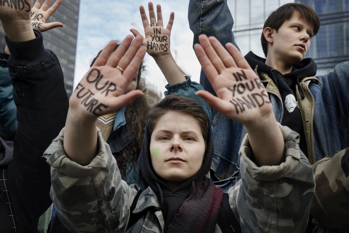 Greenpeace's tweet photo. In about 2 weeks students from around the world will be striking from school for #climatechange. https://t.co/vwetqFxS22 https://t.co/d95MK516lI