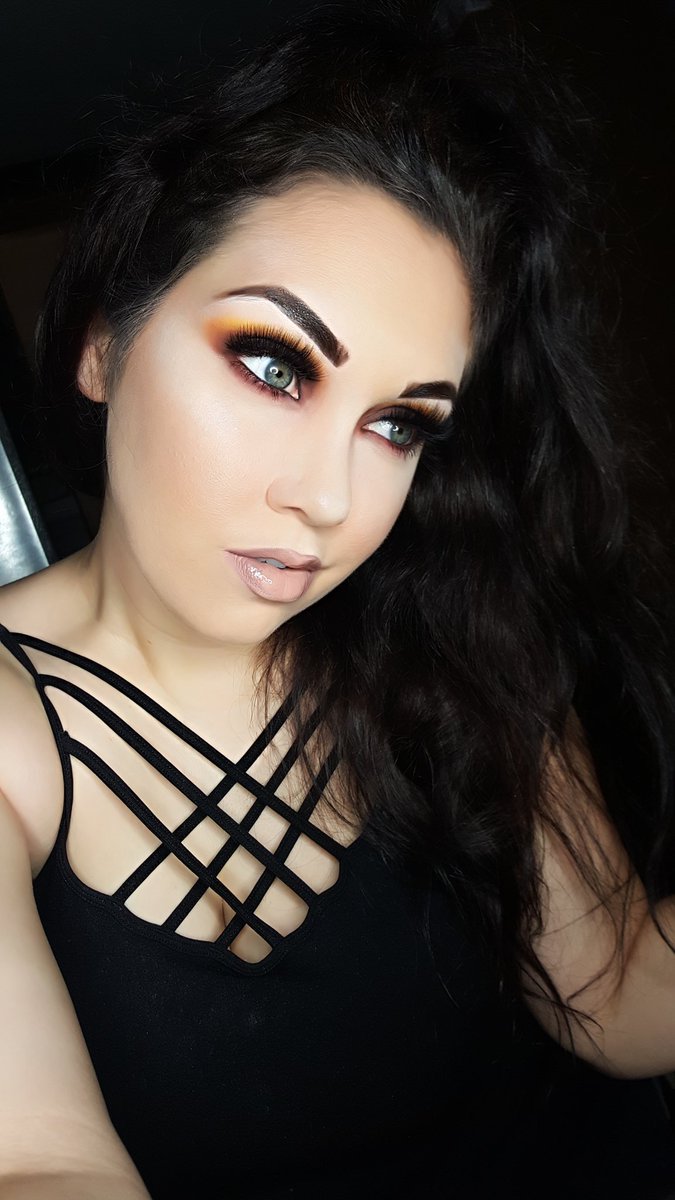 AMommy91's tweet photo. The brows are f**ked but tonight's live look. Desert Sunset Smokey Eye. Details to come on my IG #Beautykiller #Androgyny #JeffreeStarApproved? #AuroraHighlightpallete @JeffreeStar #jeffreestarbrushes #MILFlashes #toomuchhighlightsaidnooneever #ImHereForTheNudes #SmokeyEye π½ππ https://t.co/9L3pdE3Wxs