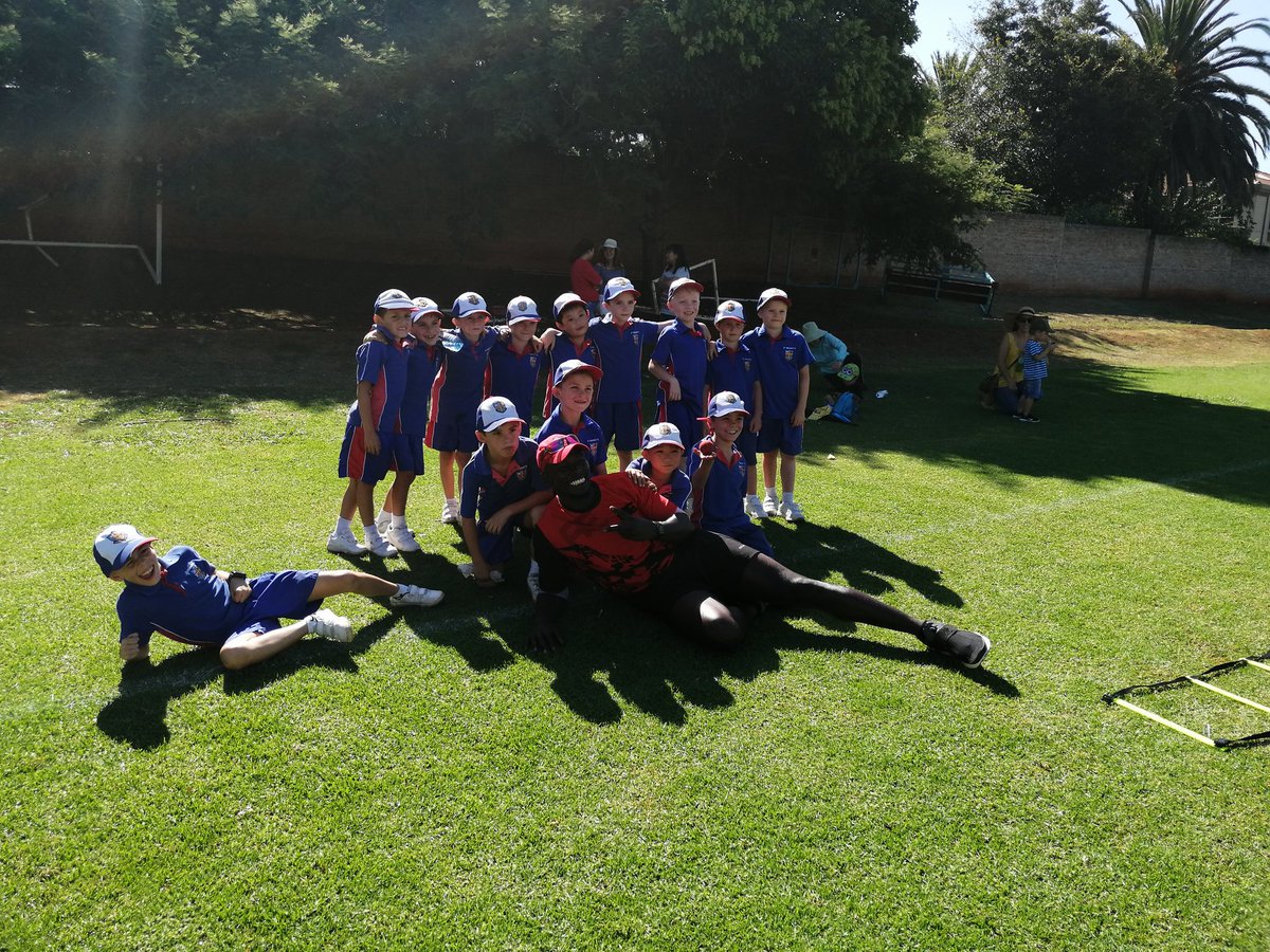 MonsDF's tweet photo. Enjoying the Fun Cricket Afternoon. Might have a bowler on our hands 😂🏏 #teamspirit @BenniesJP https://t.co/ZfKNngIO7O