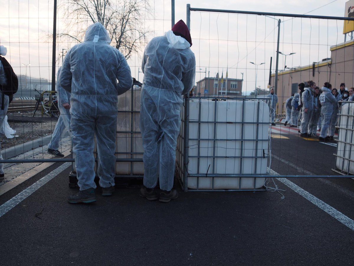 global_project's tweet photo. I centri sociali del nordest questa mattina bloccano l'ingresso della raffineria #ENI a #Venezia contro lo sfruttamento dei territori e delle risorse, contro questo sistema non più sostenibile #climate change #ClimateEmergency https://t.co/RfOzcyTs9n