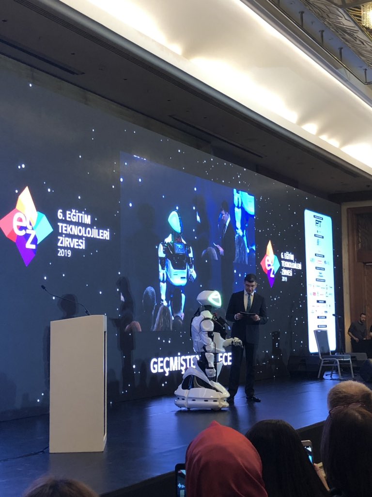 eek_bp_kp_mk's tweet image. 6. Eğitim Teknolojileri Zirvesi yine dolu dolu ve enerjik şekilde başladı! 😊 Acaba bu insanlar sahnede neyi çekiyorlar? 🤳🏽
- Yapay zekalı sunucu Promobot sahnede!  👏🏼👏🏼👏🏼 
#ETZ19 #Promobot #YapayZeka @EdTechSummit