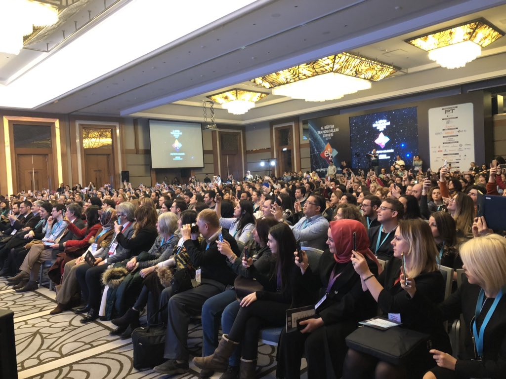 eek_bp_kp_mk's tweet image. 6. Eğitim Teknolojileri Zirvesi yine dolu dolu ve enerjik şekilde başladı! 😊 Acaba bu insanlar sahnede neyi çekiyorlar? 🤳🏽
- Yapay zekalı sunucu Promobot sahnede!  👏🏼👏🏼👏🏼 
#ETZ19 #Promobot #YapayZeka @EdTechSummit