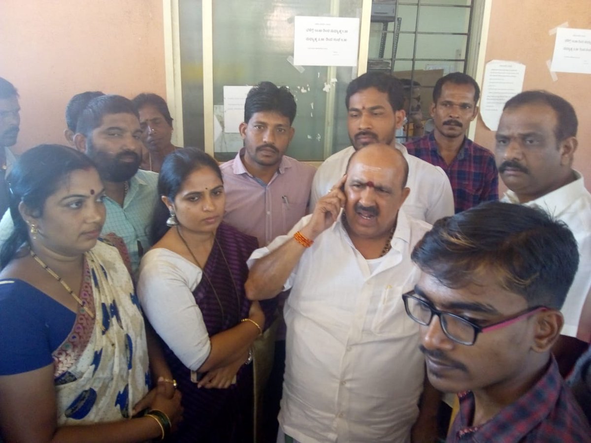 bjp4byndoor's tweet photo. ಬೈಂದೂರು ತಾಲ್ಲೂಕು ಕಚೇರಿಯಲ್ಲಿ ಆರ್.ಟಿ.ಸಿ ಗಾಗಿ ಜನರ ಪರದಾಟ ನೋಡಿ ಶಾಸಕರು, ತಹಶೀಲ್ದಾರ್ ರವರಿಗೆ  ಸೂಕ್ತ ಕ್ರಮ ಕೈಗೊಳ್ಳುವಂತೆ ಆದೇಶ ಮಾಡಿದರು. ಅಲ್ಲದೆ ಇನ್ನೊಂದು ಕಂಪ್ಯೂಟರ್ ವ್ಯವಸ್ಥೆ ಮಾಡಿ ಜನರಿಗೆ ತೊಂದರೆ ಆಗದಂತೆ ನೋಡಿಕೊಳ್ಳುವಂತೆ ಜಿಲ್ಲಾಧಿಕಾರಿಯವರಿಗೆ ಮನವಿ ಮಾಡಿದರು.@BYRBJP @BMSByndoorMLA https://t.co/rXc55RwuFk