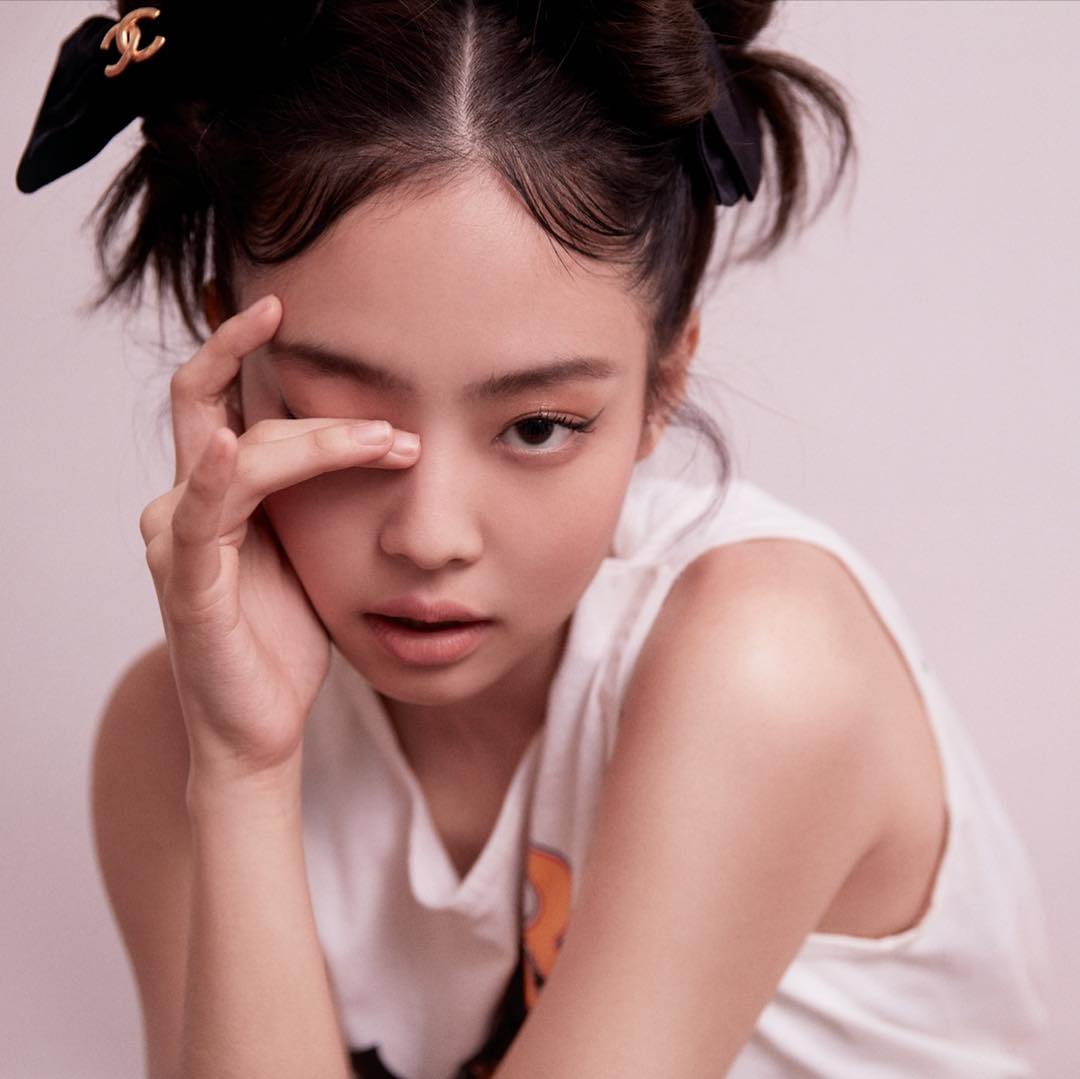 alsojendeukie's tweet photo. 📲;; I𝐧𝐬𝐭𝐚𝐠𝐫𝐚𝐦 𝐮𝐩𝐭𝐚𝐝𝐞.
⠀ @/jennierubyjane. 

— 02年02月19日.

❝Blink!! Tıpkı bir kız çocuğuna benzediğim bu fotoğrafları bilin bakalım hangi marka ile çektik? Tokamdaki simgeden de anlayacağınız üzere, tabii ki Chanel! Jendeukie'nin vazgeçilmezidir Chanel.❞ https://t.co/9E590eQgME