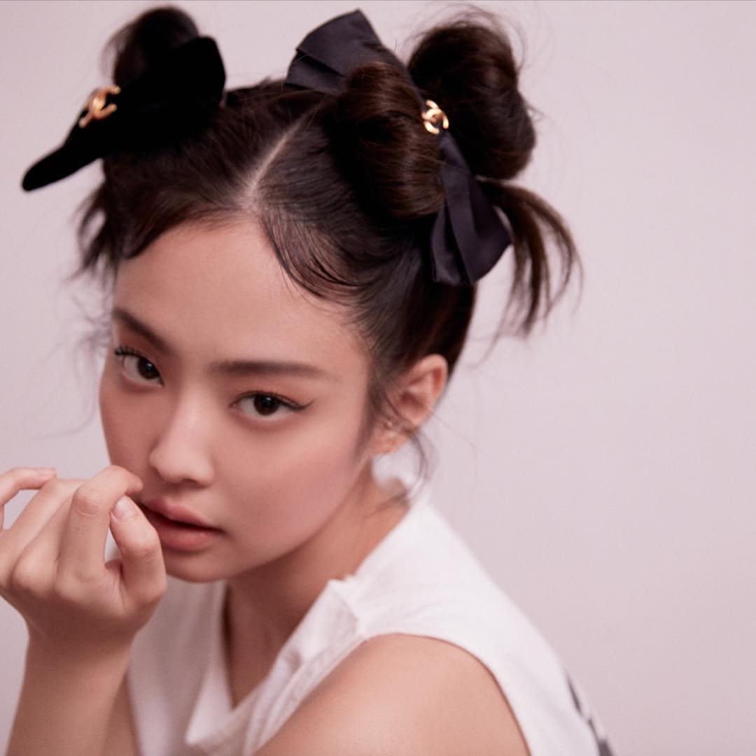 alsojendeukie's tweet photo. 📲;; I𝐧𝐬𝐭𝐚𝐠𝐫𝐚𝐦 𝐮𝐩𝐭𝐚𝐝𝐞.
⠀ @/jennierubyjane. 

— 02年02月19日.

❝Blink!! Tıpkı bir kız çocuğuna benzediğim bu fotoğrafları bilin bakalım hangi marka ile çektik? Tokamdaki simgeden de anlayacağınız üzere, tabii ki Chanel! Jendeukie'nin vazgeçilmezidir Chanel.❞ https://t.co/9E590eQgME