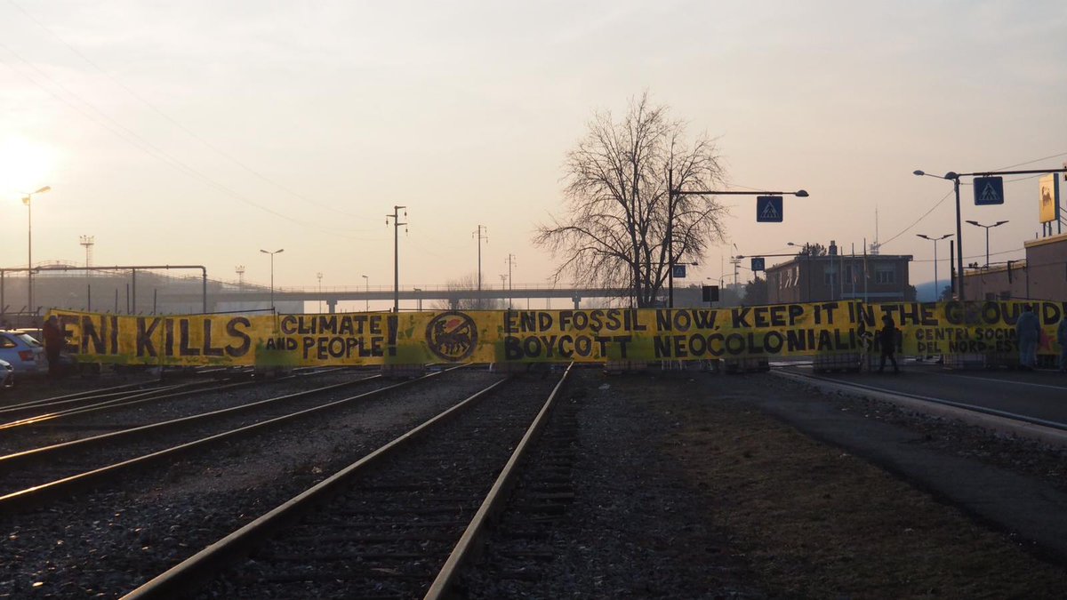 global_project's tweet photo. #ENI refinery of Marghera being blocked by northeast social centers. Against a model of development that exploits lands and population.
#FridaysForFuture #climatechange #ClimateAction https://t.co/c0TjUfwPRF