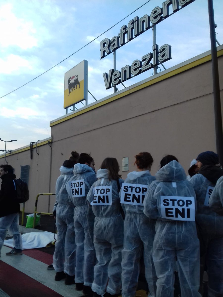 global_project's tweet photo. #ENI refinery of Marghera being blocked by northeast social centers. Against a model of development that exploits lands and population.
#FridaysForFuture #climatechange #ClimateAction https://t.co/c0TjUfwPRF