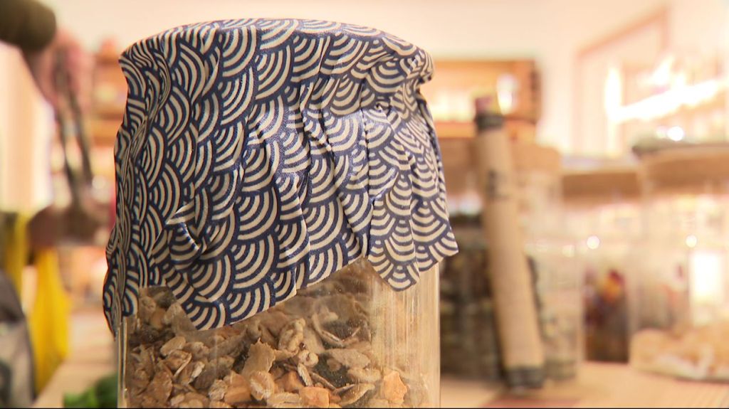 Un couple de Wallons invente le film alimentaire zéro déchet à base de cire d’abeille basseychelles.wordpress.com/2019/03/02/un-…