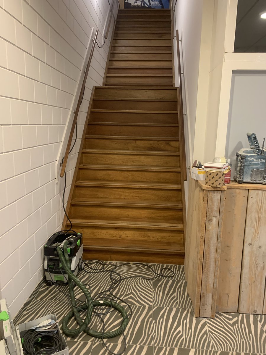 Zaterdag klus kantoren leeg !
Maandag weer knap!
#sigma sigmavar ws satin blanke lak #coenraadbotvakschilder #festool #mirka abranet  #vakschilder #Denhelder