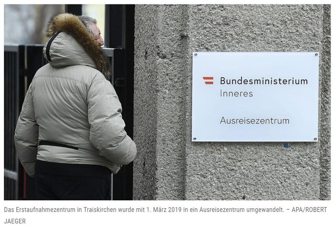 Erstaufnahmezentren für Asylsuchende heißen nun "Ausreisezentren". Im Bild (Copyright APA / Robert Jäger) ein Schild, an einem Gebäude, das den die neue Bezeichnung schon trägt.