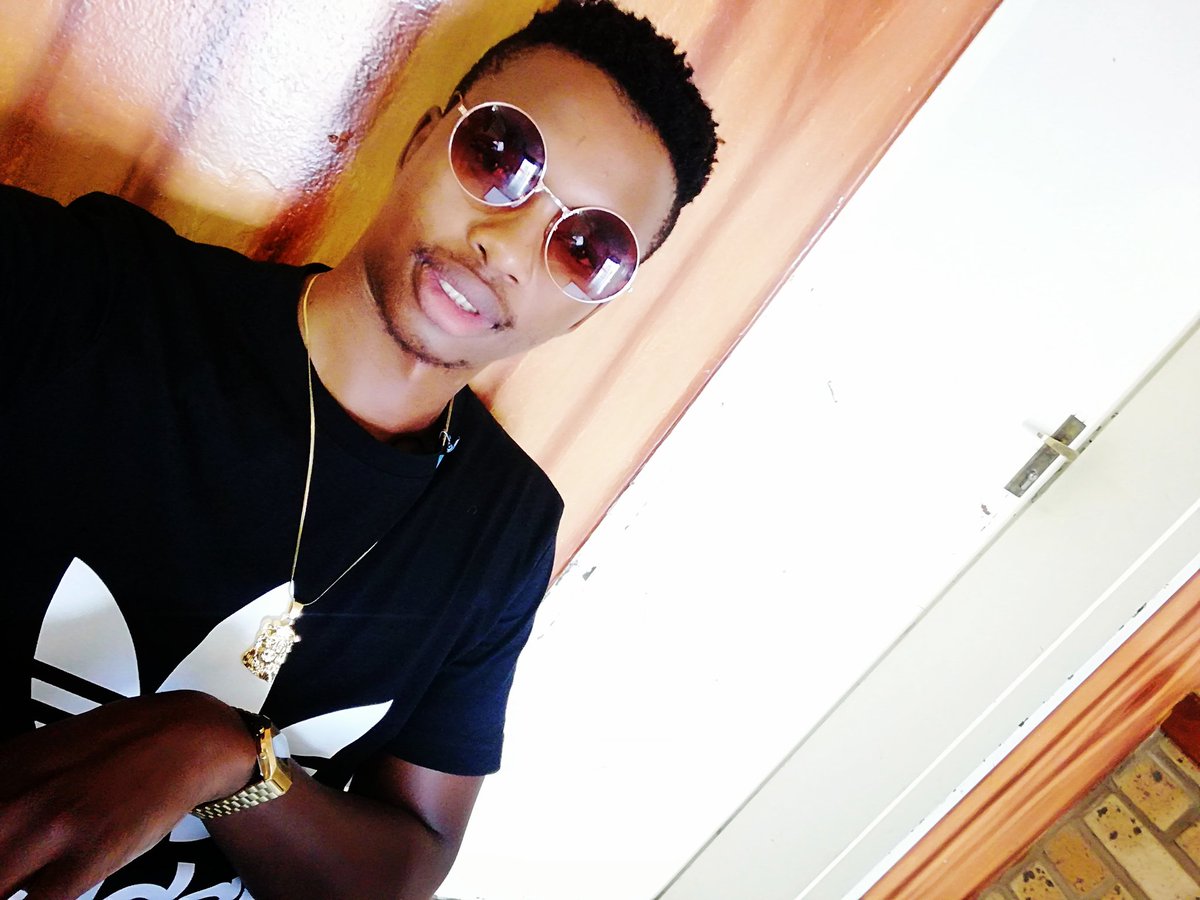 NguMega's tweet photo. #NdebeleTwitter please Tune it to Moutse( MCRS FM) 96.3 rn.. We're talking about my singles #AbabelethiBami #Ungahlukumezeka and #Ngizwile. Let's get buck!!! https://t.co/sfaUgHdQ4E