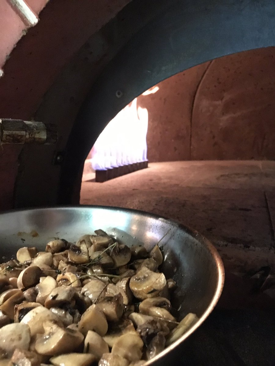 Nothing to see here, but fire roasted mushrooms #pizzeria #kowloontong #festivalwalk #chefslife