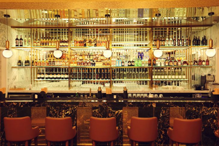 IndiaArtnDesign's tweet image. Anointed with a mirror, the simple shelving of the bar at the @PunjabGrill  at #BKC, #Mumbai designed by #IVPartners becomes the highlight feature as the display sparkles with the lights hitting the mirrored backdrop. goo.gl/VcL8MD