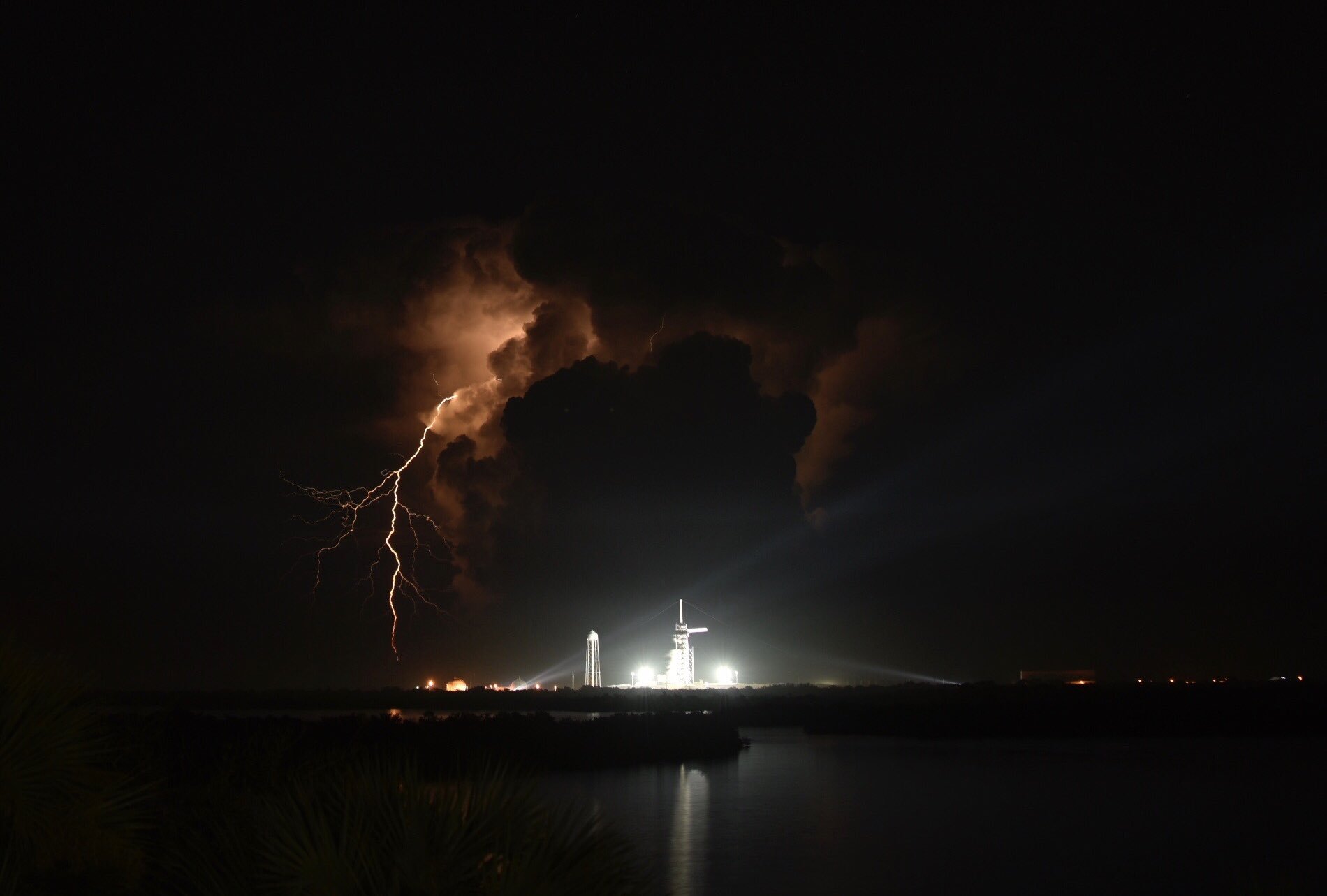 D0oz5DQWsAAnVE_.jpg:large