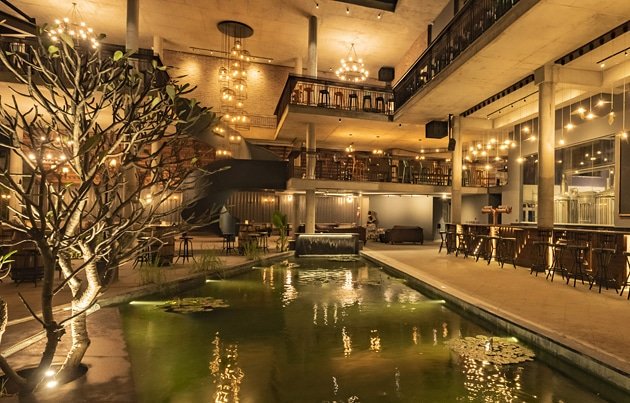 foodloversindia's tweet image. Nature inspired decor, a fishpond, beers brewed in-house, a menu to complement beer and more at The Bier Library in Bengaluru. 

#Beer #TheBierLibrary #Bangalore #RecentOpening  #TruthInFoodWineAndDining

foodlovers.in/restaurants_tr…