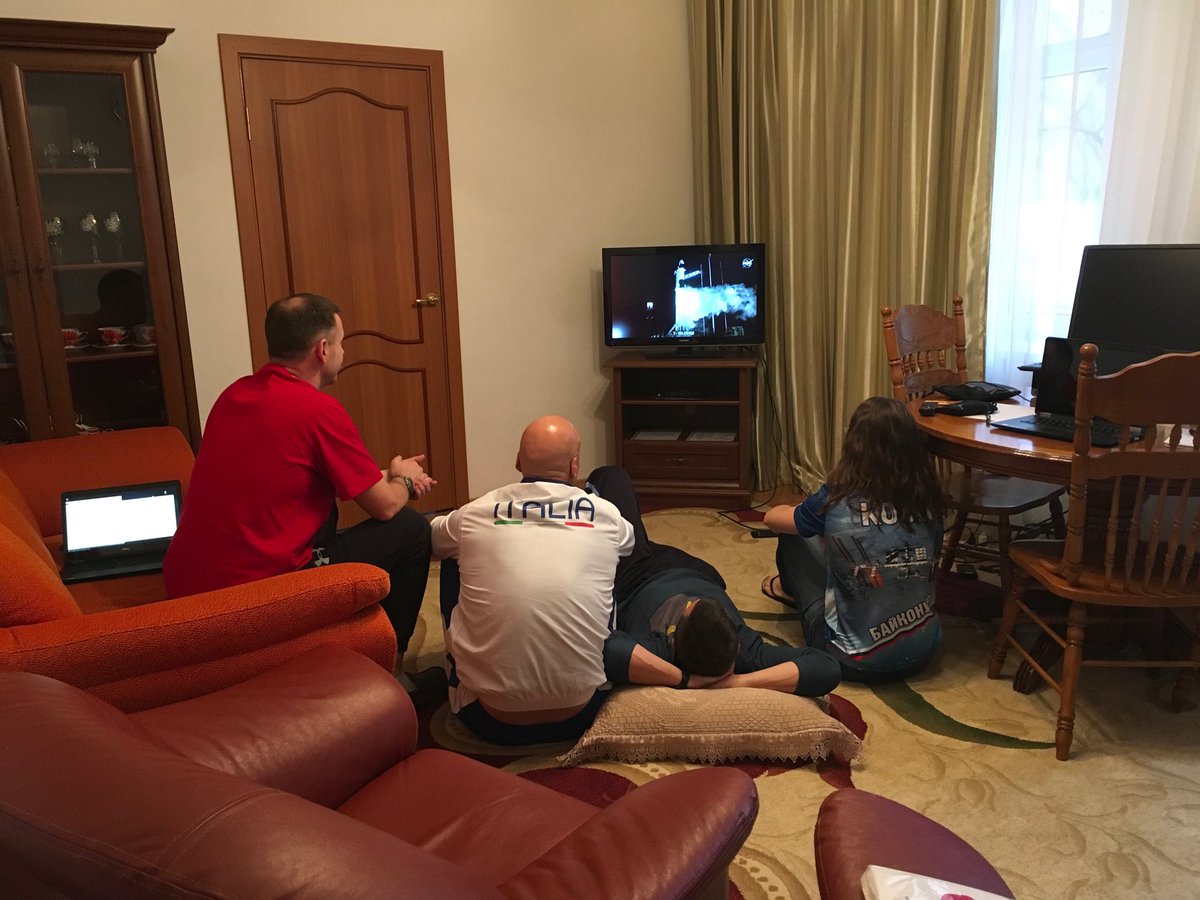 astro_luca's tweet image. ⁦#Exp60 @Astro_Christina⁩ ⁦@AstroHague⁩ ⁦@AstroDrewMorgan⁩ and I are watching #CrewDragon launch. From one cosmodrome to another, very exciting time! #LaunchAmerica