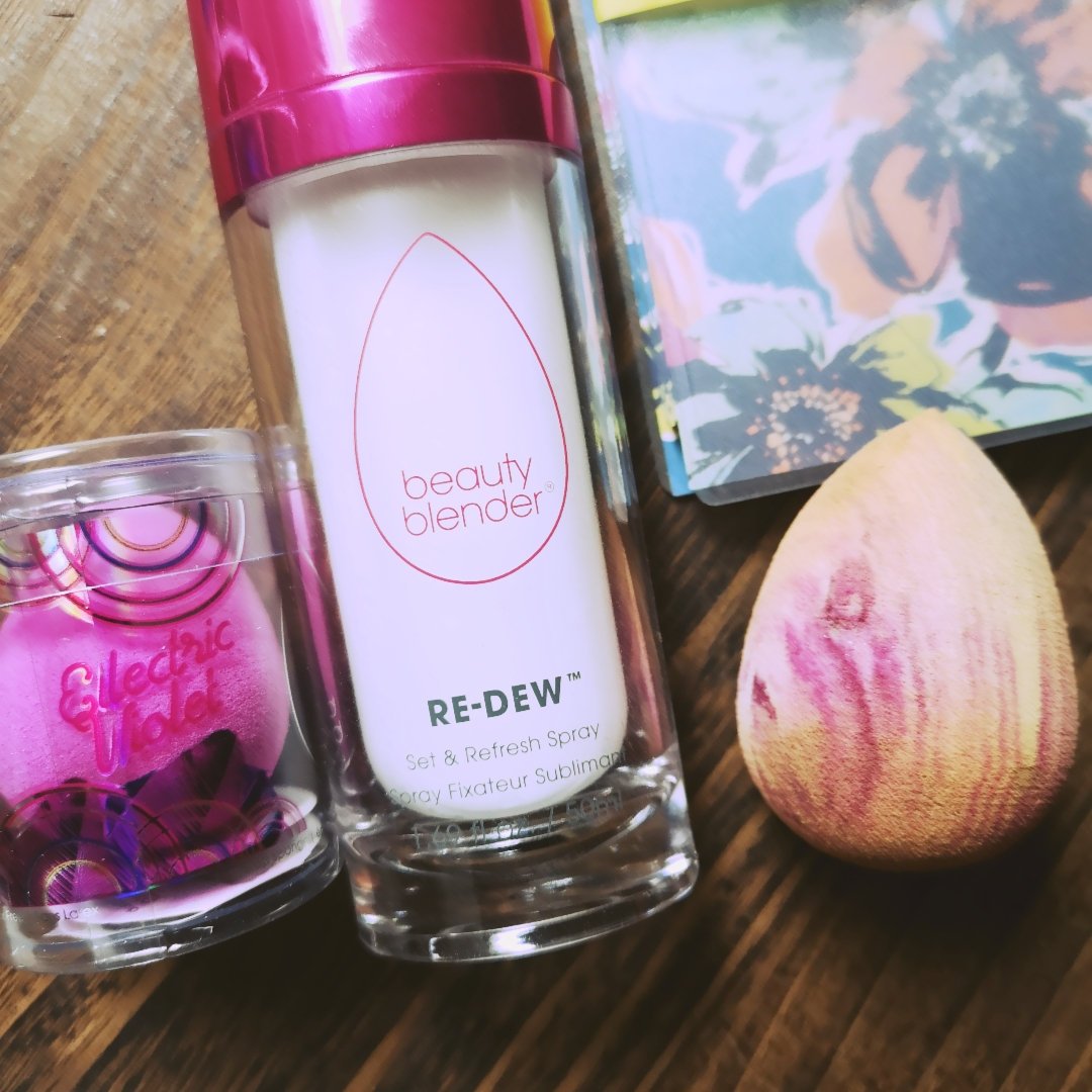 TatiaCrew's tweet photo. Depuis que j'ai mon spray et mes beautyblender je ne peux plus m'en passer ! Teint frais et lumineux et fond de teint on fleek ! #dewitfortheglow #beautyblenderxinfluenster https://t.co/WldfqYyxK8