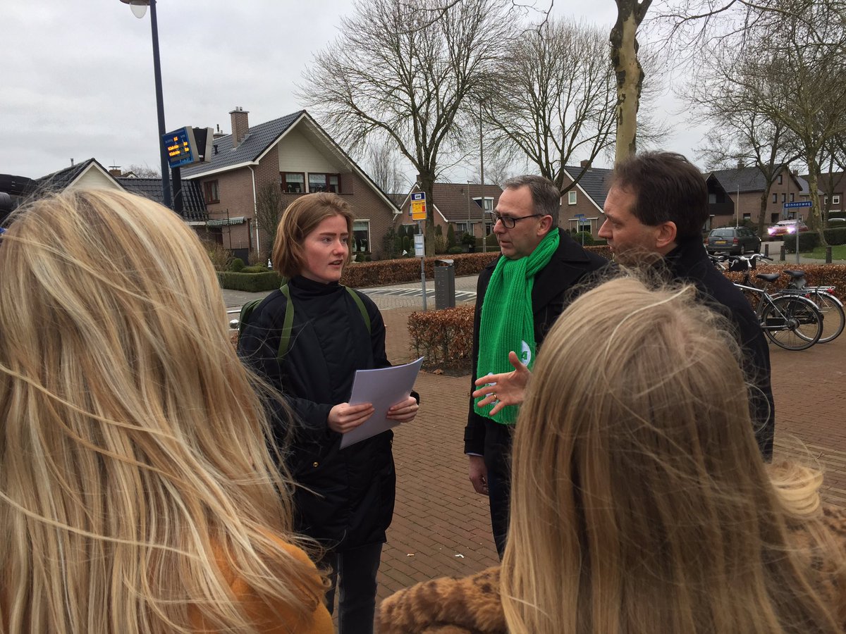 CDAStaphorst's tweet photo. Een ontzettend leuke en leerzame busrit gedaan. Jongerenraad en ondernemers vertelden ons wat voor hun het belang van een goede busverbinding, bereikbaarheid bedrijventerrein en station is. #stemstaphorstindestaten #jacobspiker #nummer13 https://t.co/JowgHREgKn