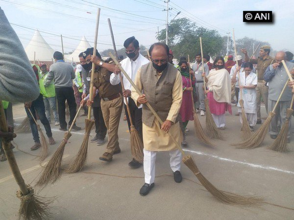 ETNOWlive's tweet image. #JUSTNOW | Kumbh Mela sets Guinness World Record by undertaking massive sanitation work. (From ANI) #Kumbh2019 #kumbhamela2019 #Kumbh