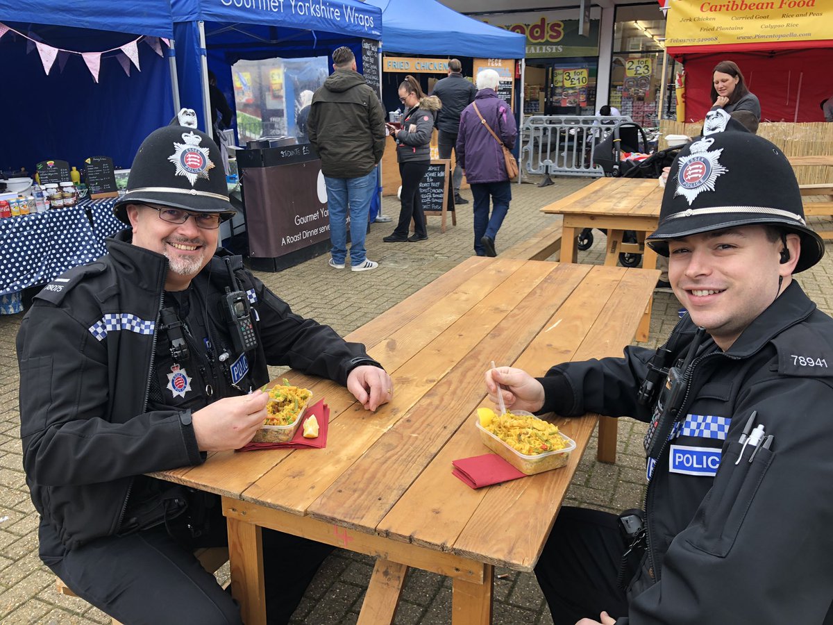 Local <a href="/EssexPoliceUK/">Essex Police</a> officers enjoying their paella at #WithamMarket 👮‍♂️🙌